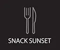 Logotipo con un tenedor y un cuchillo, acompañado del texto "Snack Sunset" sobre fondo negro.