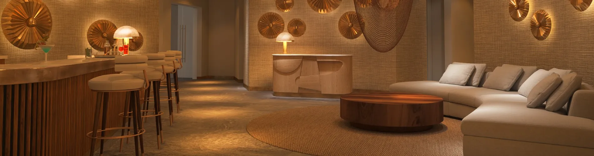 Bar moderno con luces cálidas, sofás, mesa de centro y decoración de pared dorada sobre revestimiento textil.