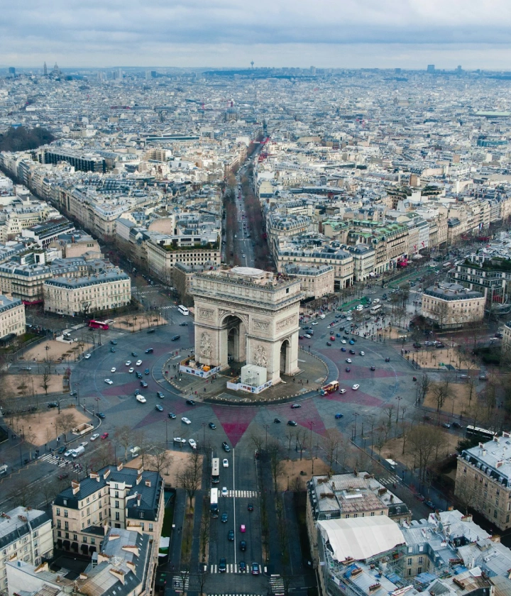 Vue aérienne de l'Arc de Triomphe à Paris entouré par la ville.