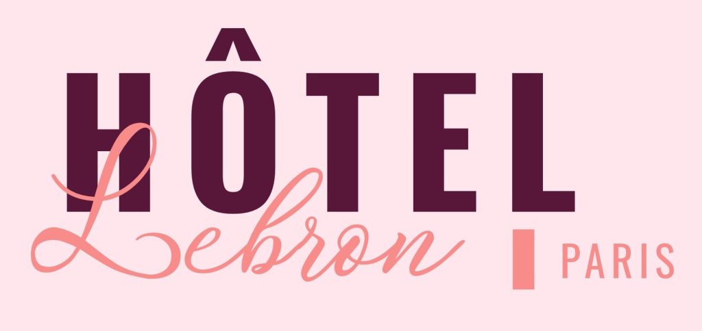 Hôtel Lebron Paris, texte élégant en violet et rose sur fond rose pâle.
