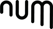 Logo del hotel Num con letras negras grandes.