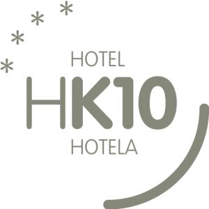 Logo del Hotel HK10 con cuatro estrellas y una curva decorativa debajo del nombre.