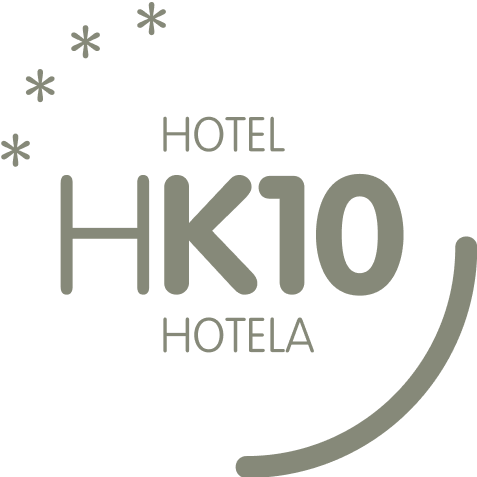 Logo del Hotel HK10 con cuatro estrellas y una curva decorativa debajo del nombre.