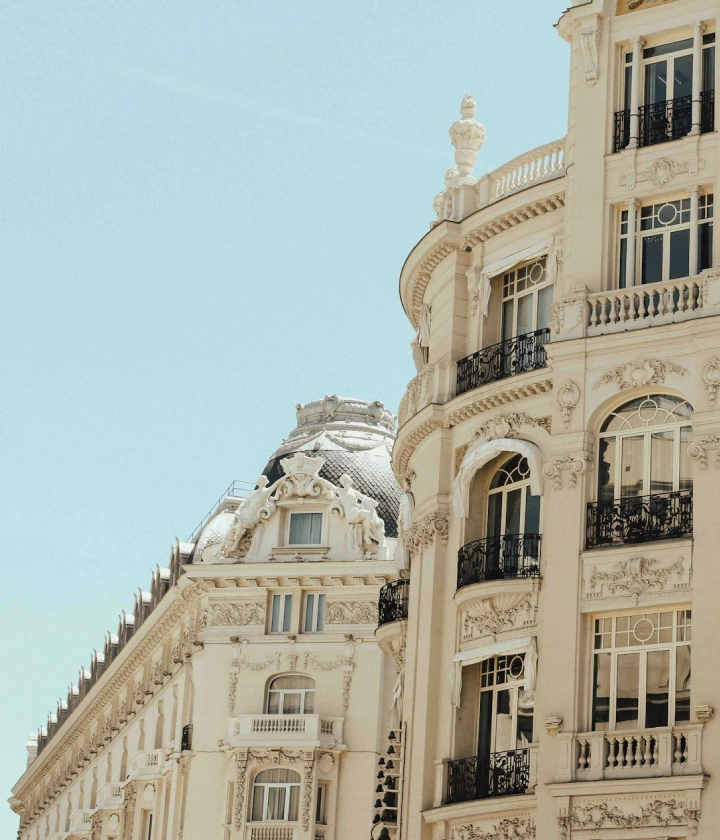 Edificios antiguos con detalles ornamentales y balcones en un día soleado.