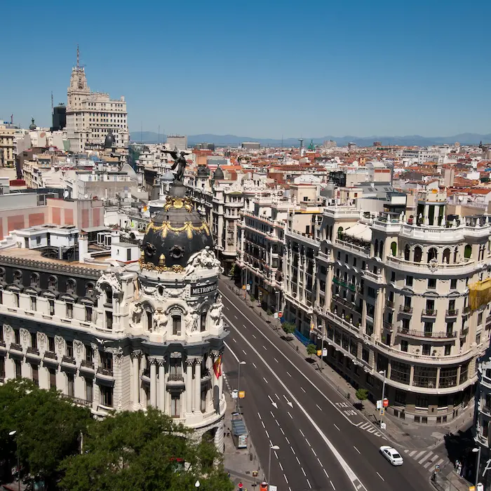 Vista aérea de calles y edificios en una ciudad con cielo despejado.