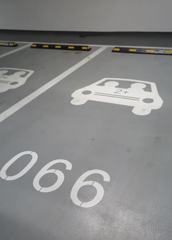 Espacio de estacionamiento número 066 para vehículos con 2 o más ocupantes.