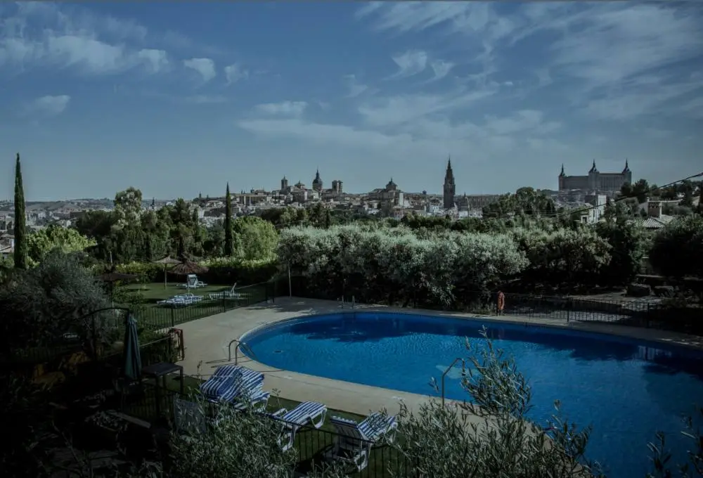 foto piscina con fondo del pueblo detras