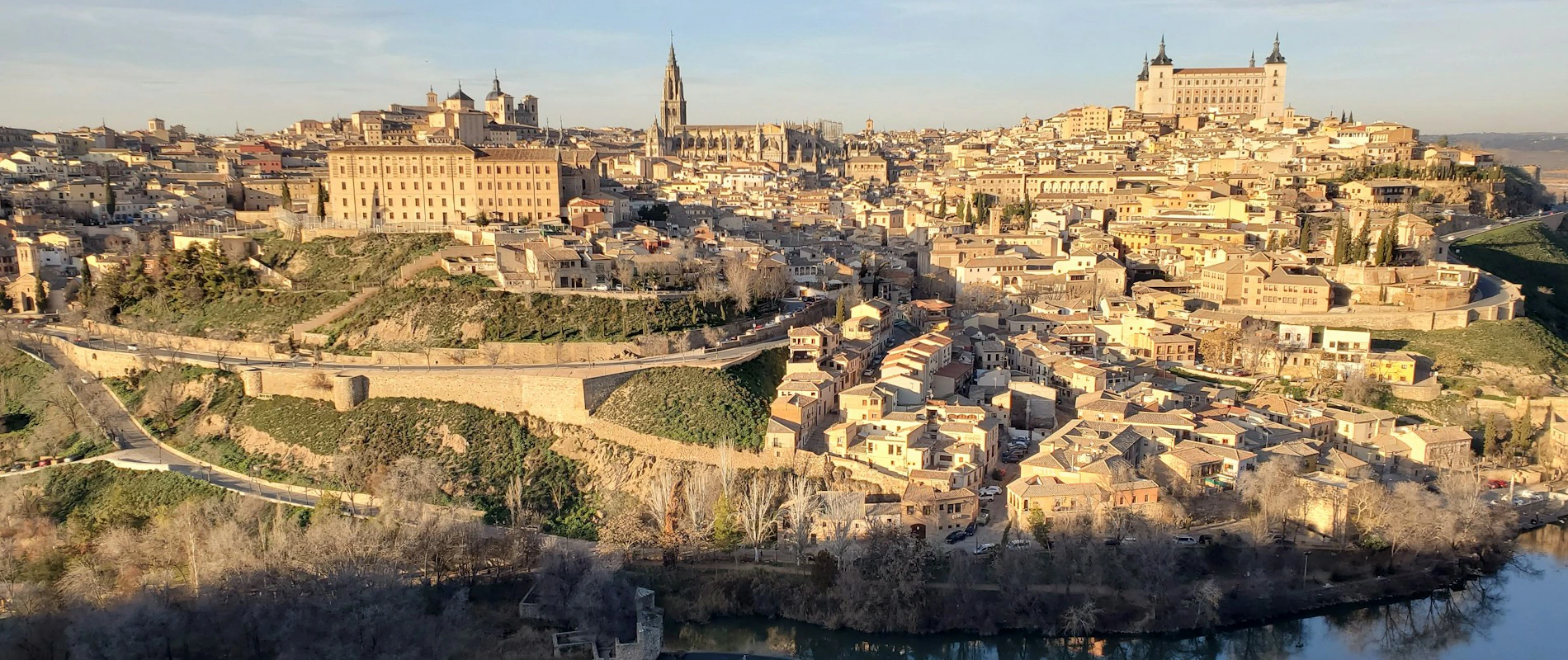 Vista panorámica de una ciudad con arquitectura histórica y colinas alrededor.