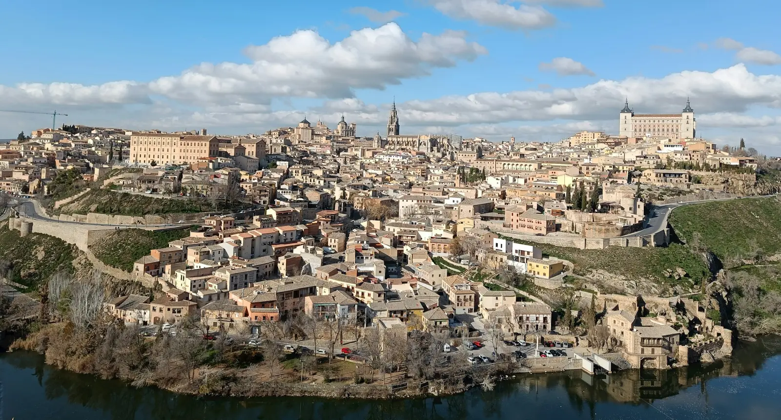 Vista panorámica de una ciudad histórica con edificios antiguos y un río al frente.