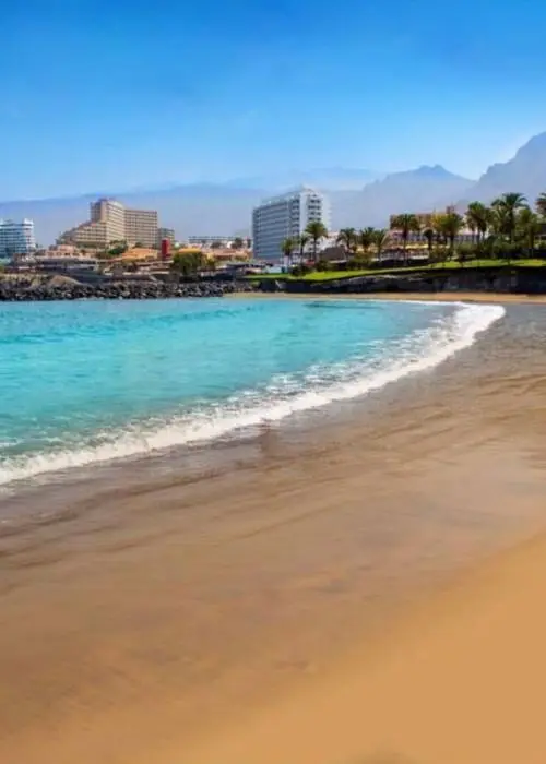 vistas a la playa con edifcios de fondo