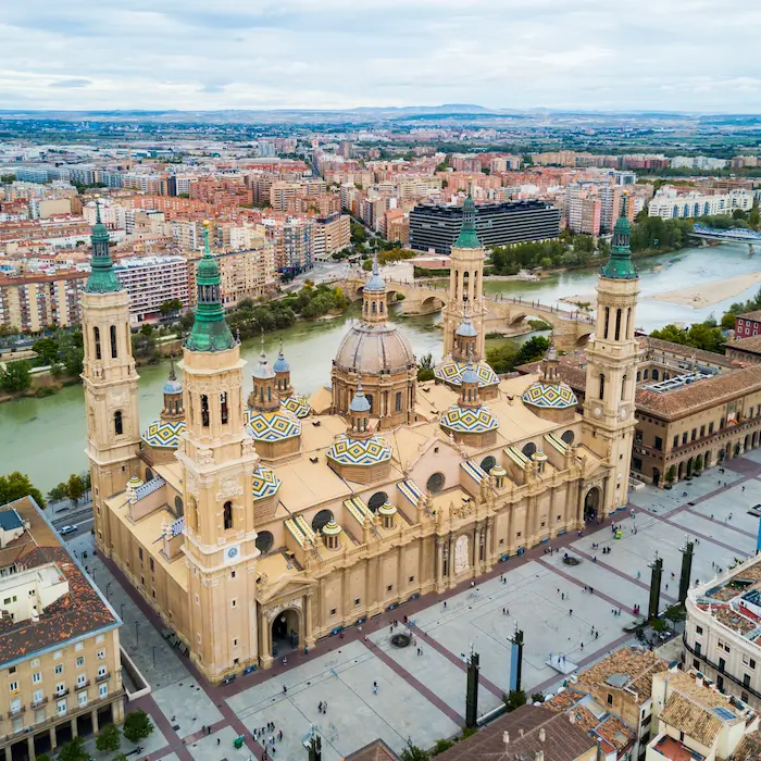 Vista aérea de una catedral con cúpulas decorativas en una ciudad junto a un río.