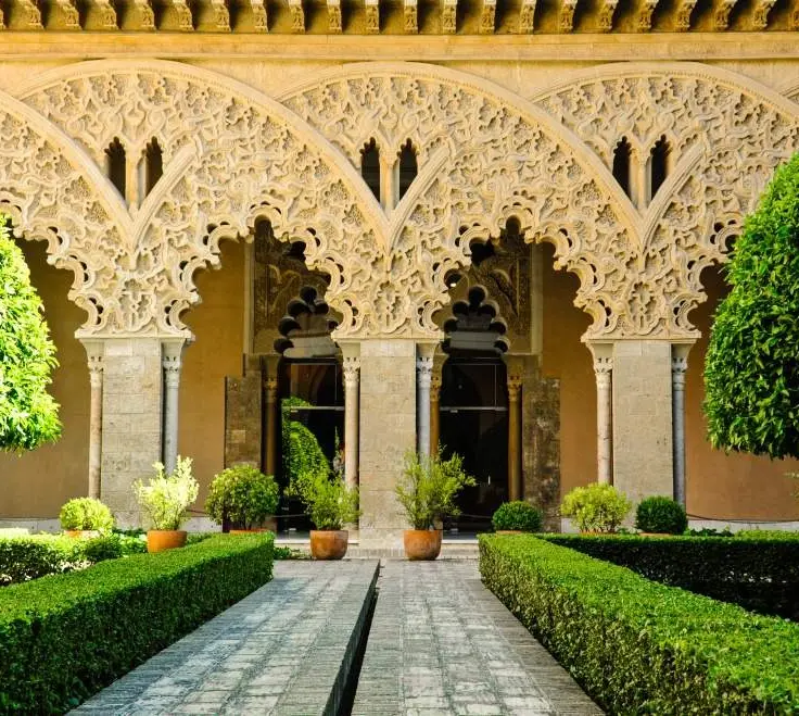 foto exterior jardines del palacio de Aljaferia