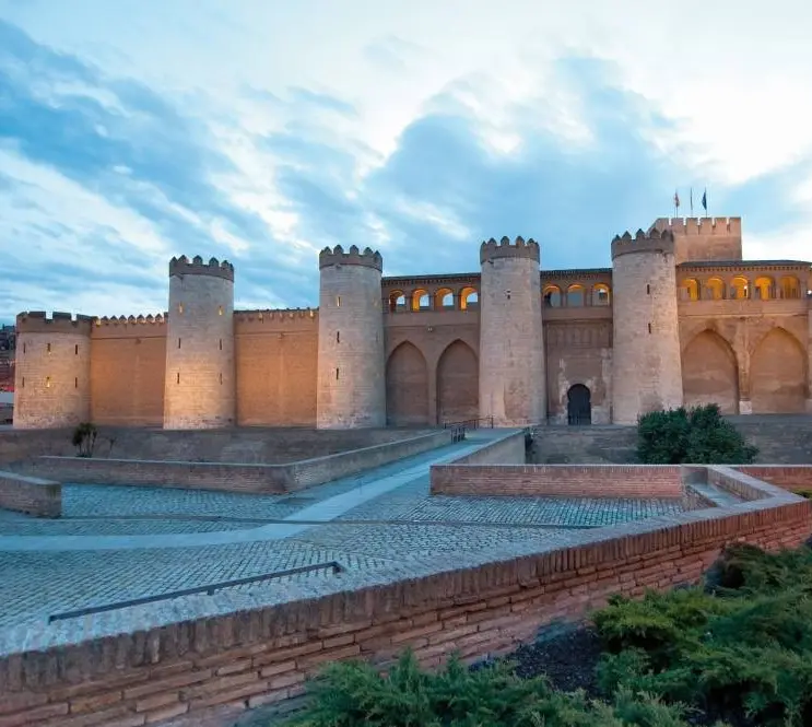 foto exterior del palacio de Aljaferia en dia semi despejado