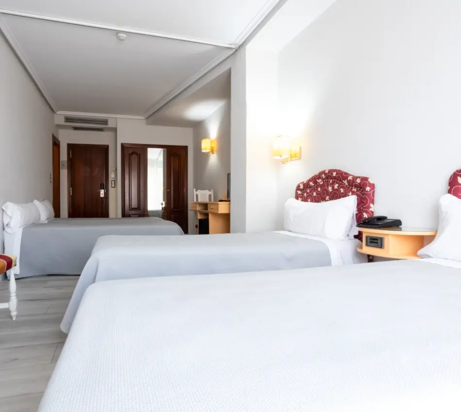 Habitaci&oacute;n con 4 camas y armario de madera