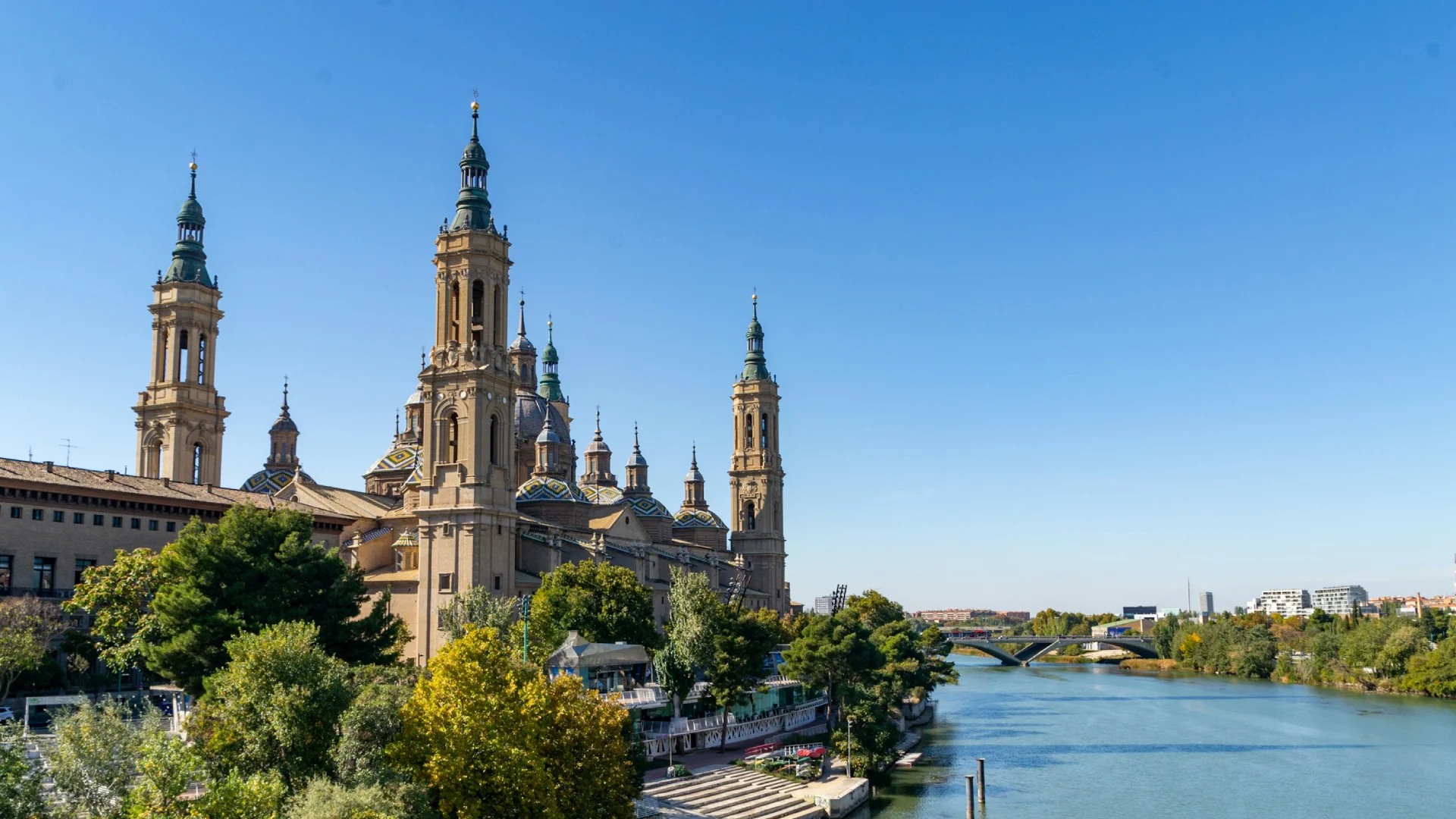 Catedral imponente junto a un r&iacute;o bajo un cielo despejado.