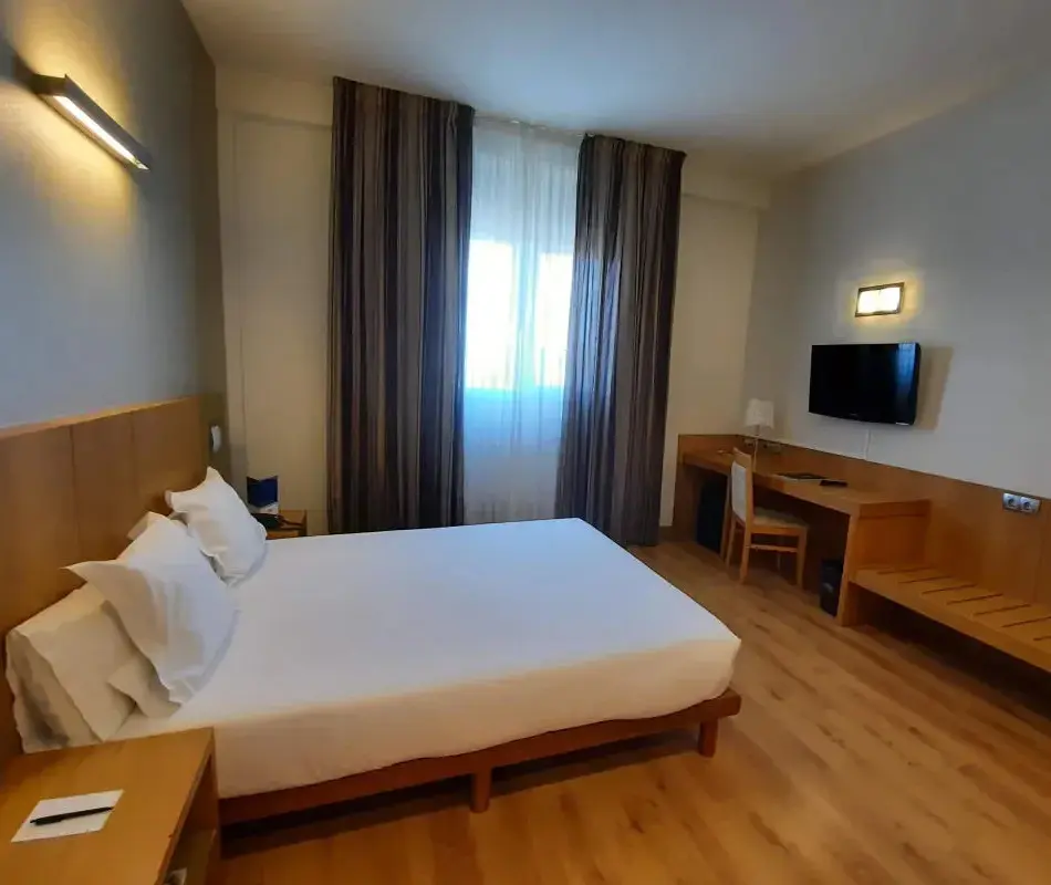 foto habitacion doble con una cama