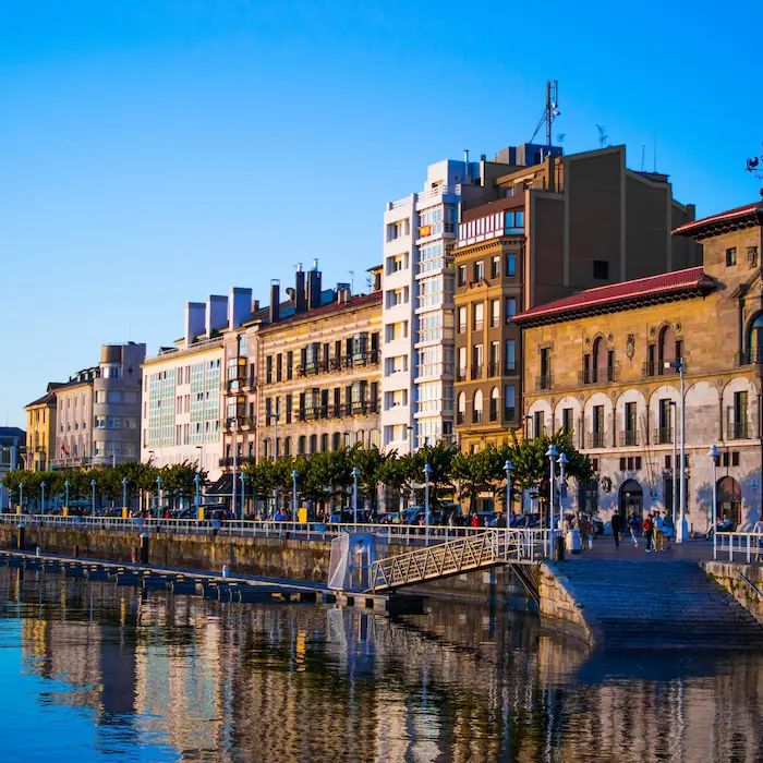 foto rio con edificio al fondo