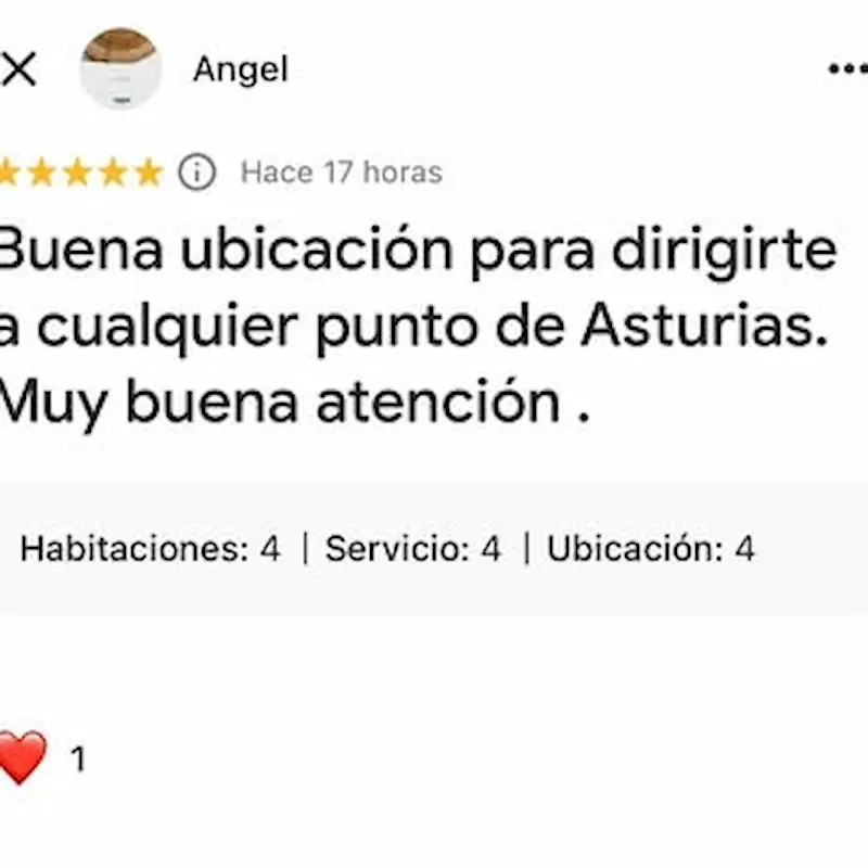 Comentario positivo sobre un lugar en Asturias con buena ubicación y atención. Calificación de 4.