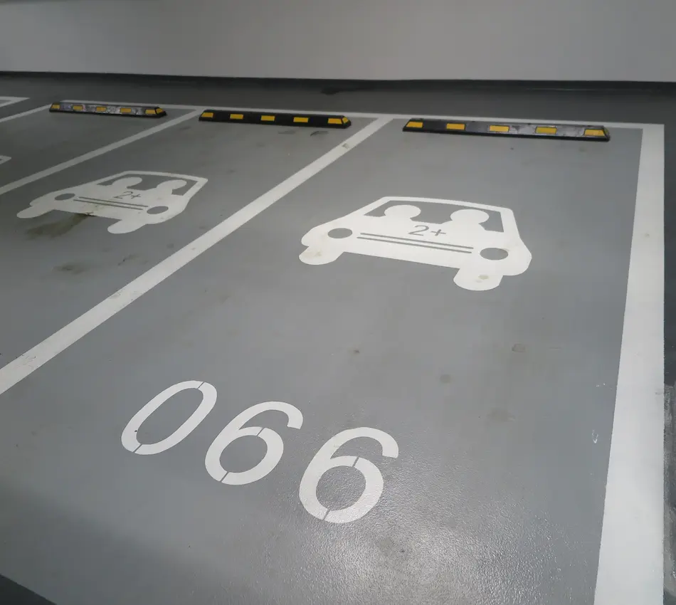 Espacio de estacionamiento para vehículos con 2 o más ocupantes, marcado con "066".