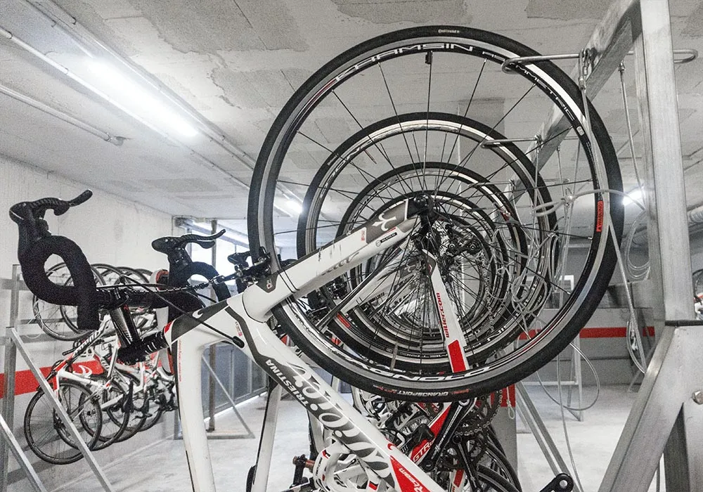 Bicicletas colgadas en un estacionamiento interior, vistas desde el lateral en espiral.