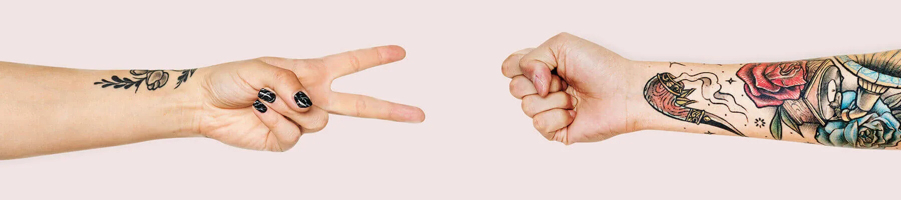 Dos manos tatuadas juegan a piedra, papel o tijera sobre un fondo claro.