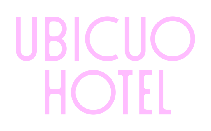 Texto rosa que dice "UBICUO HOTEL" sobre un fondo negro.