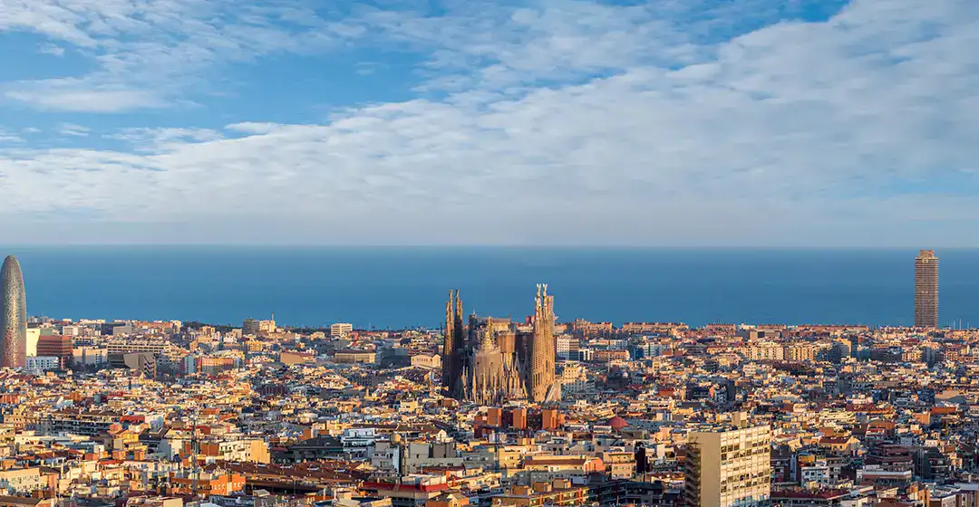 Vista de Barcelona con la Sagrada Familia y el mar al fondo.