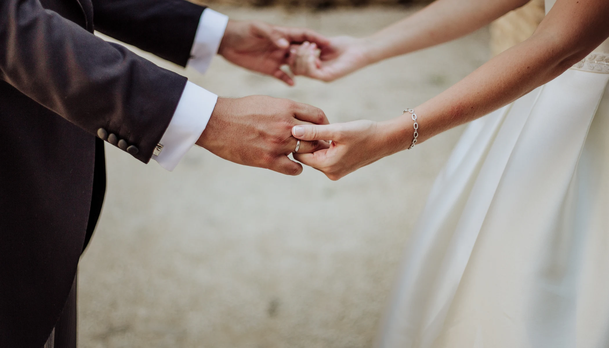 Una pareja intercambiando anillos en una ceremonia.