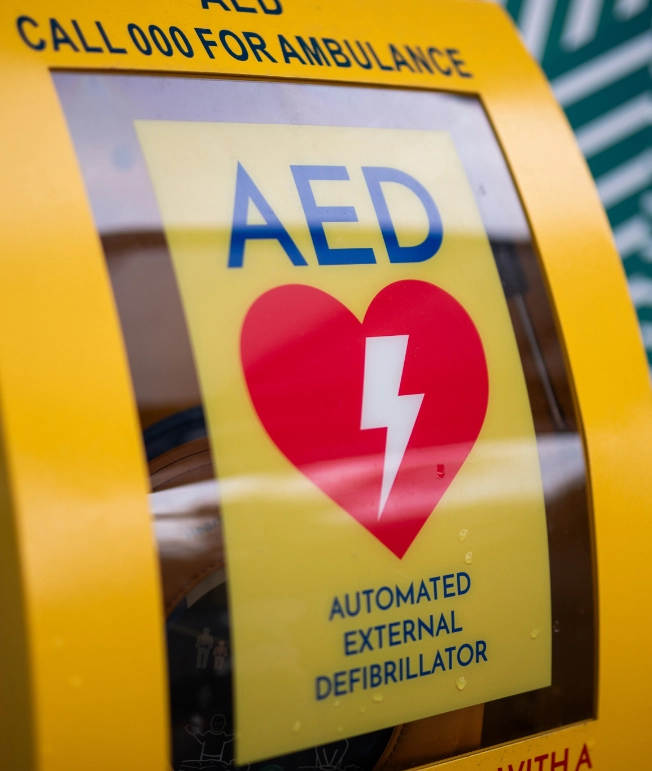 Caja de desfibrilador externo autom&aacute;tico AED con instrucciones de emergencia.