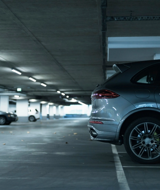 Auto estacionado en un aparcamiento subterr&aacute;neo iluminado.