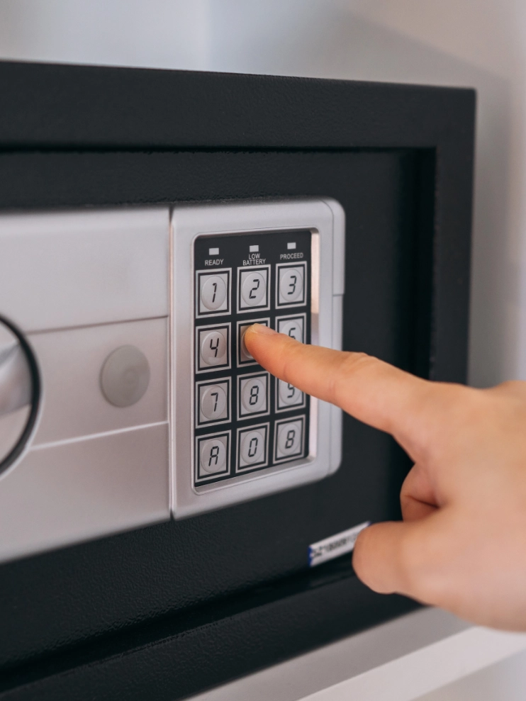 Dedo presionando el teclado de una caja fuerte.