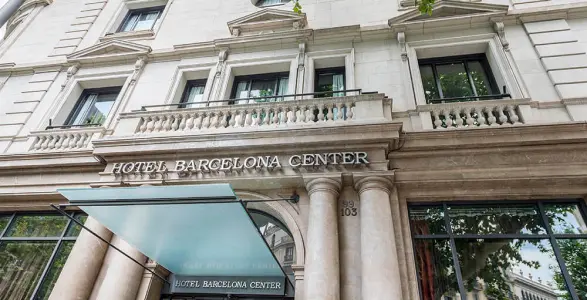 Fachada del Hotel Barcelona Center con ventanas y entrada principal.
