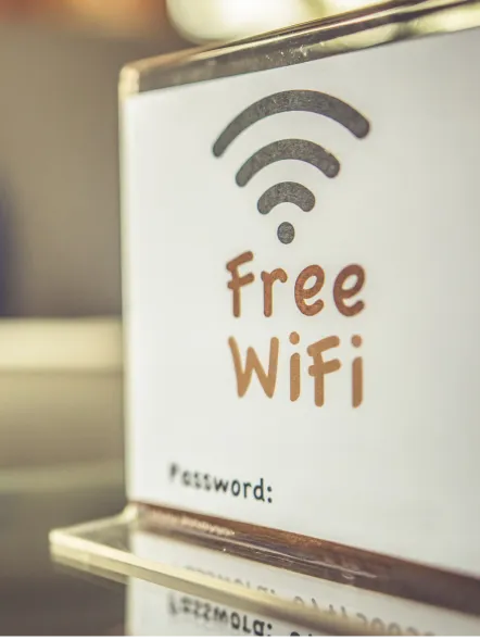 Cartel con el texto "Free WiFi" y espacio para la contrase&ntilde;a.