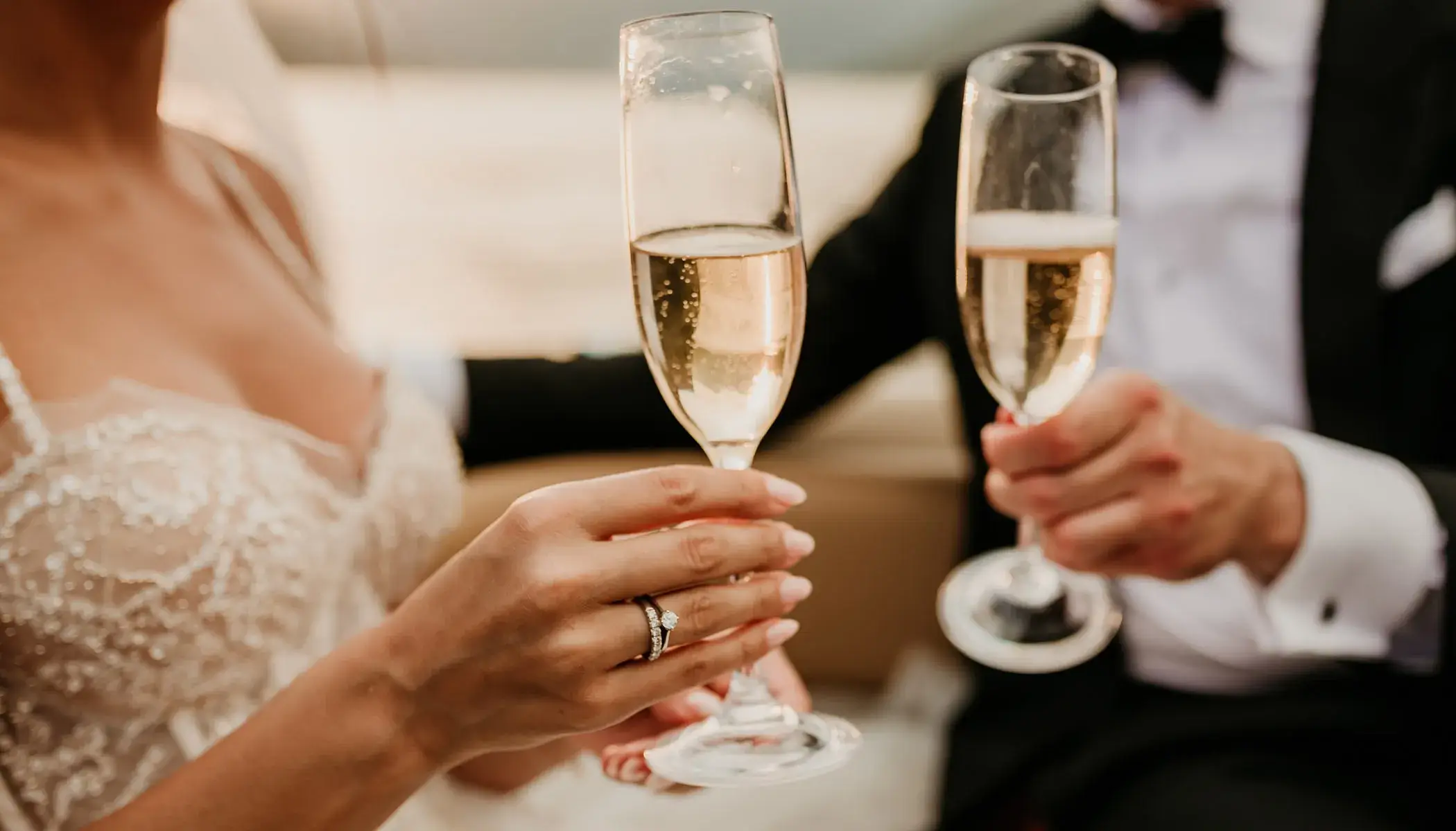 Pareja brinda con copas de champ&aacute;n en un evento elegante.
