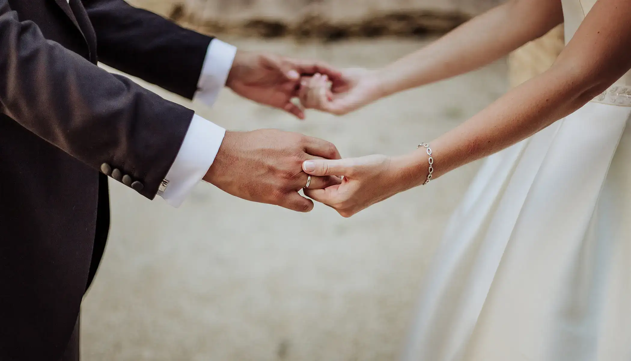 Pareja entrelazando manos en un momento especial.