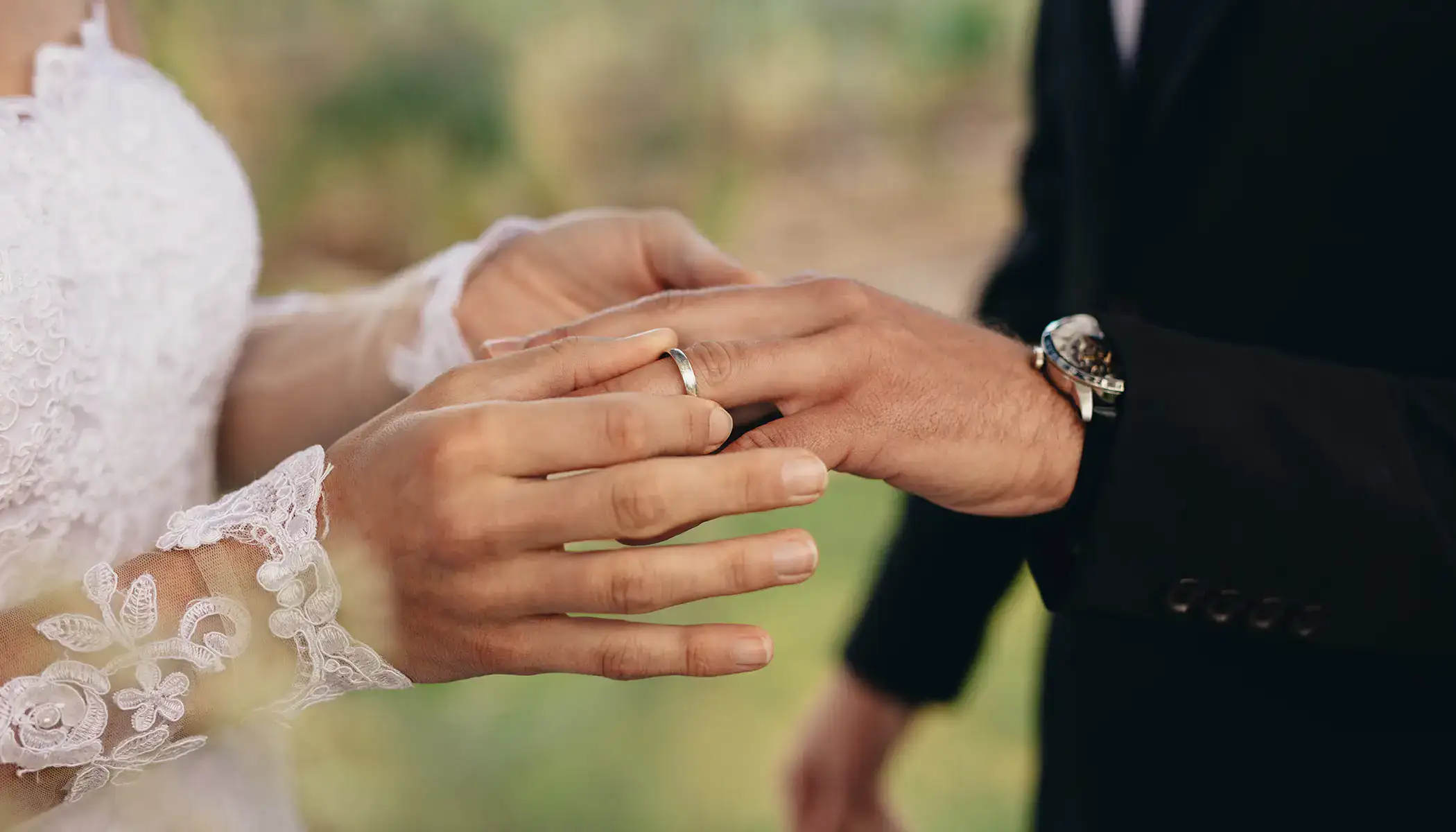 Novios intercambiando anillos durante una ceremonia de boda.