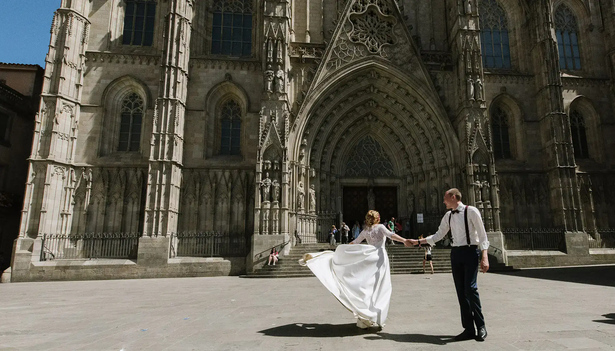 Pareja bailando frente a una catedral g&oacute;tica.
