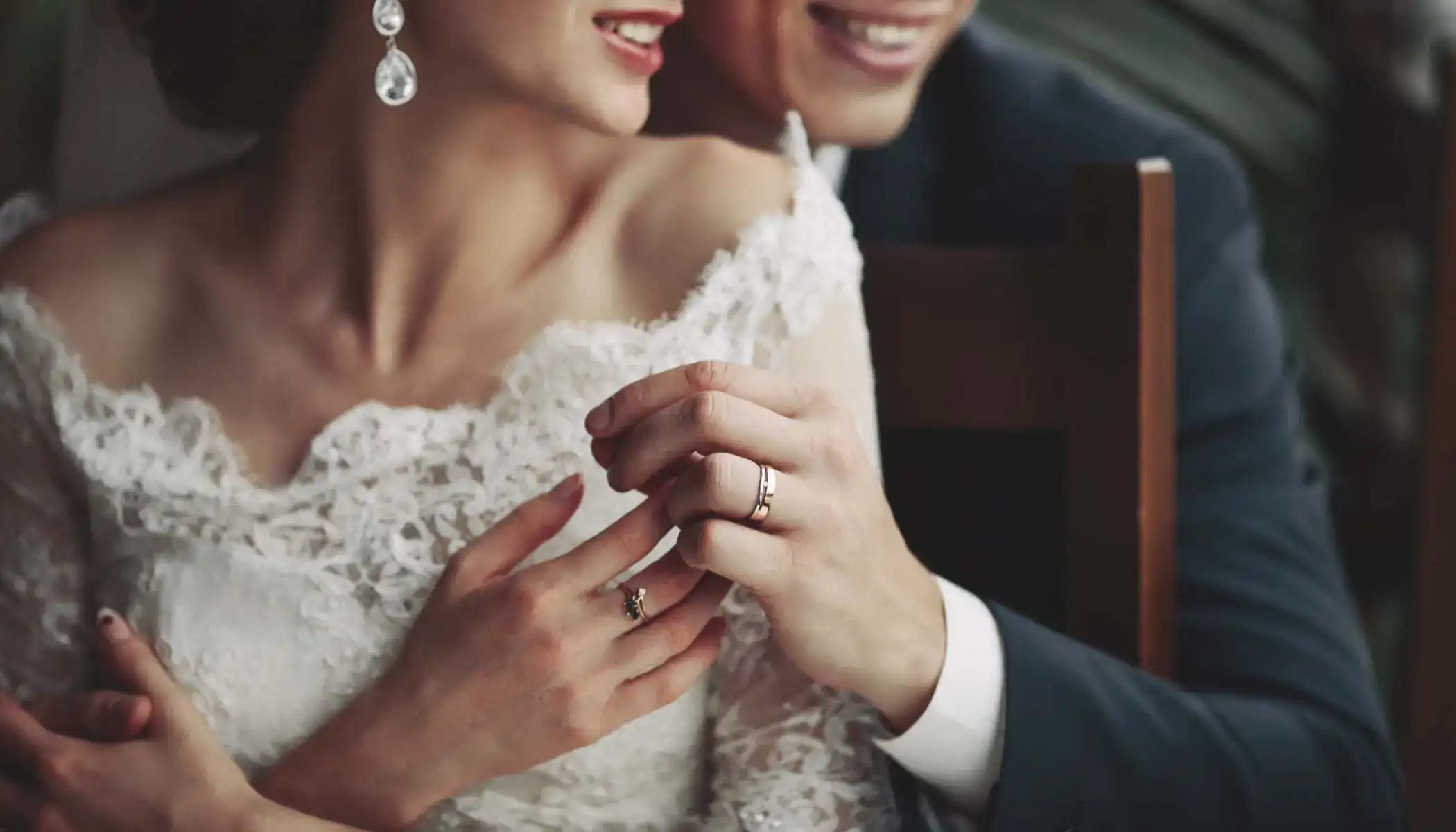 Pareja en boda, anillos y vestido elegante en primer plano.