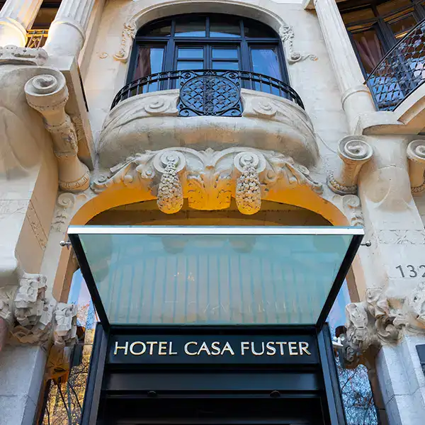 Fachada del Hotel Casa Fuster con detalles arquitect&oacute;nicos decorativos.
