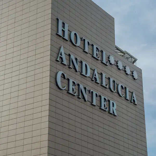 Edificio del Hotel Andaluc&iacute;a Center con cielo nublado de fondo.
