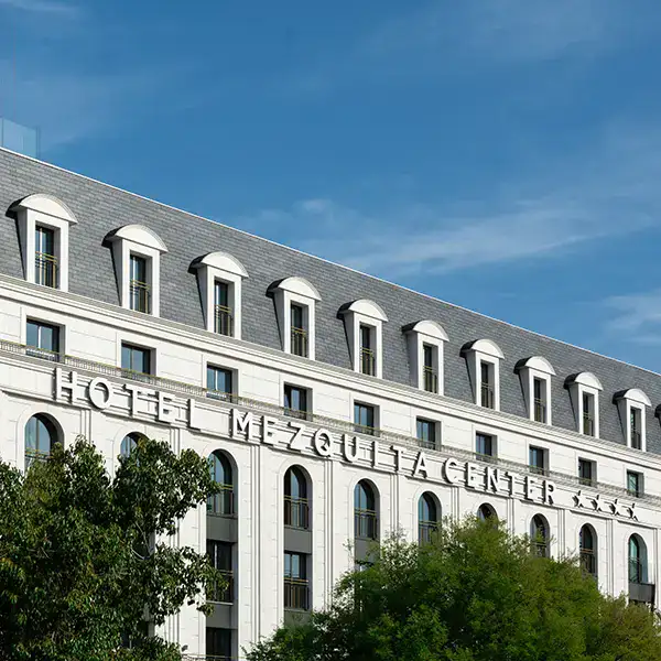 Fachada del Hotel Mezquita Center bajo un cielo azul claro.