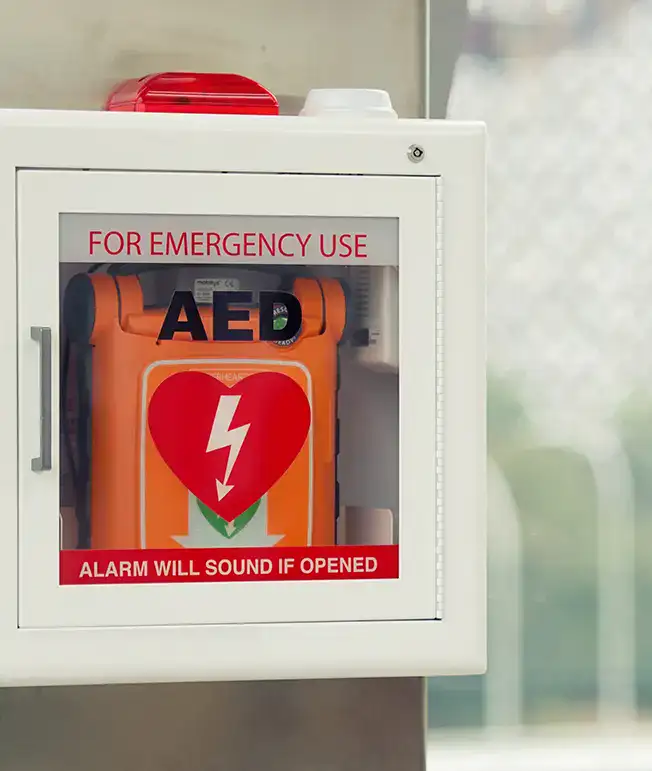 Armario con desfibrilador (AED) para uso de emergencia. Alarma si se abre.