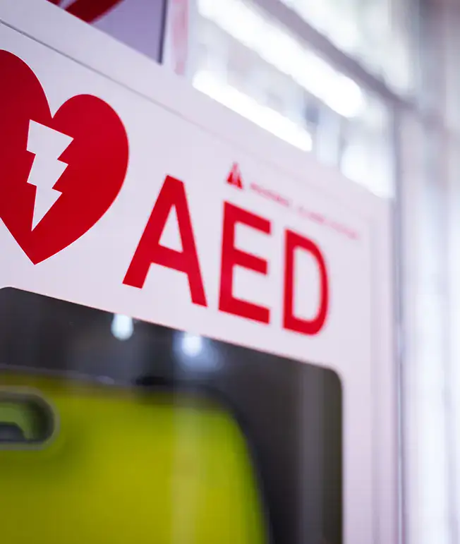 Caja de desfibrilador externo autom&aacute;tico (AED) con s&iacute;mbolo de coraz&oacute;n.