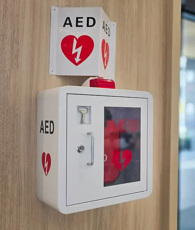 Gabinete de desfibrilador externo autom&aacute;tico (DEA) en una pared.