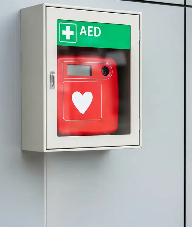Armario de pared con desfibrilador externo autom&aacute;tico (DEA).