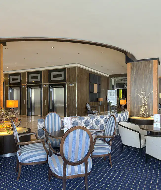 Lobby elegante con sillones y ascensores.
