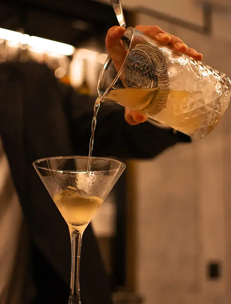 Preparaci&oacute;n de un c&oacute;ctel en copa de martini.