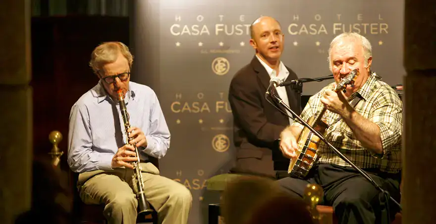 Un tr&iacute;o de m&uacute;sicos tocando en el escenario del Hotel Casa Fuster.