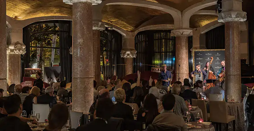 Concierto de jazz en un restaurante elegante con p&uacute;blico atento.
