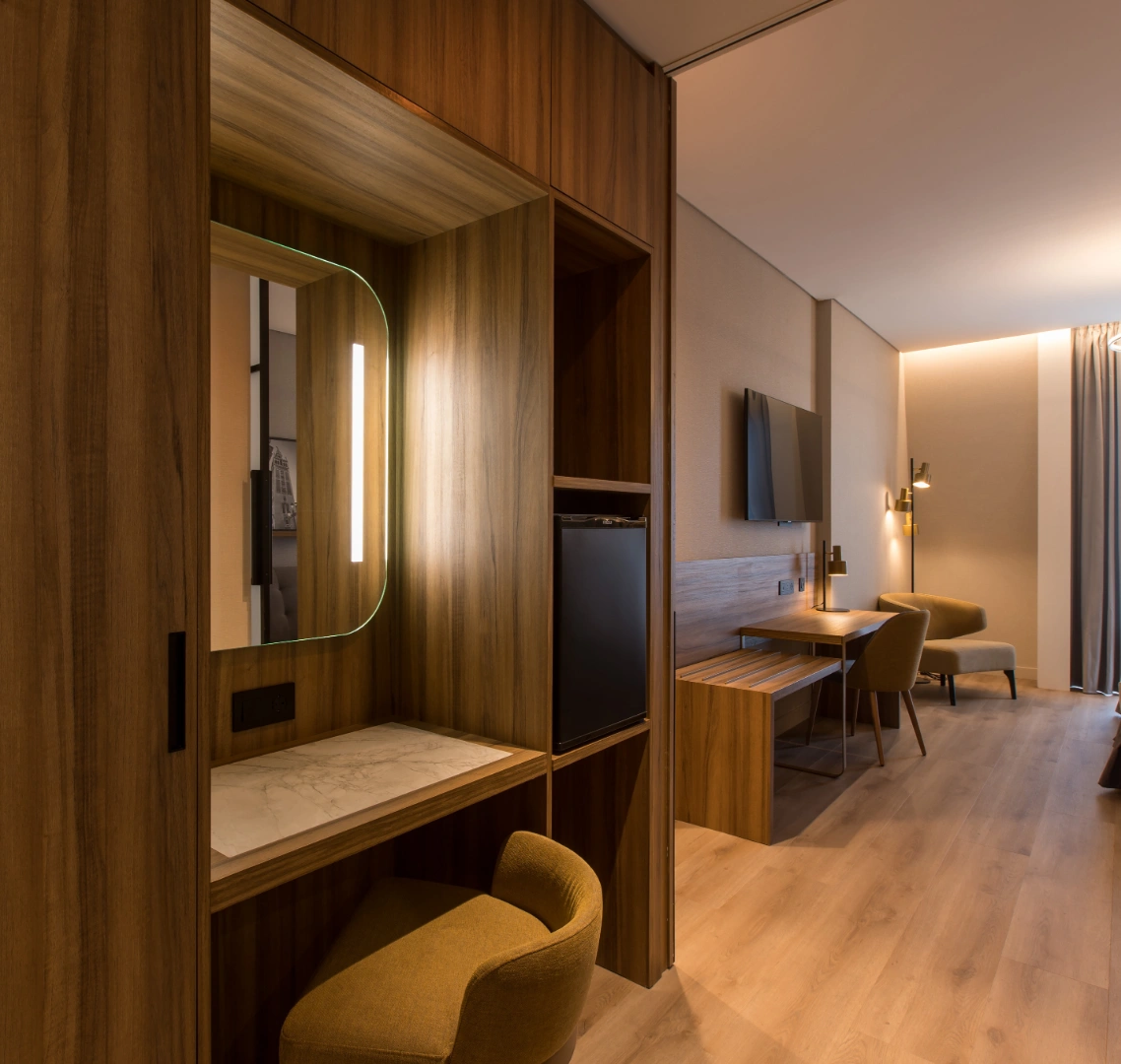 Habitaci&oacute;n moderna con escritorio, espejo y silla, dise&ntilde;o en madera.